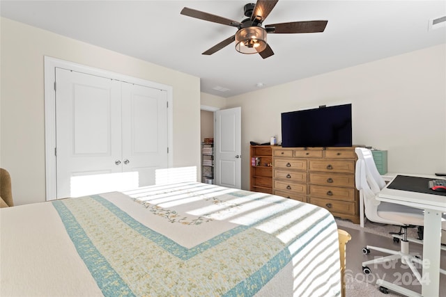 bedroom featuring carpet flooring, ceiling fan, and a closet