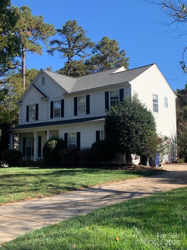 view of front property featuring a front lawn