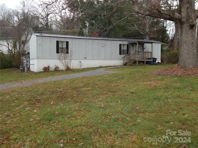 manufactured / mobile home with a front yard