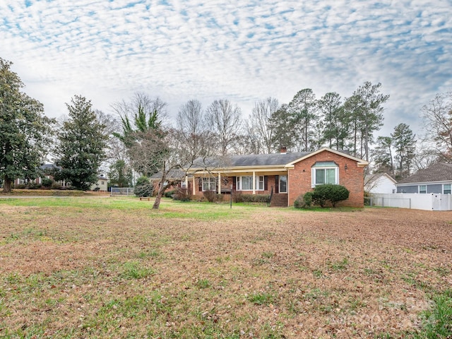 single story home with a front yard