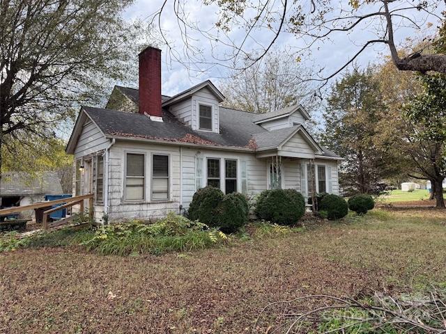 view of front of property with a front lawn