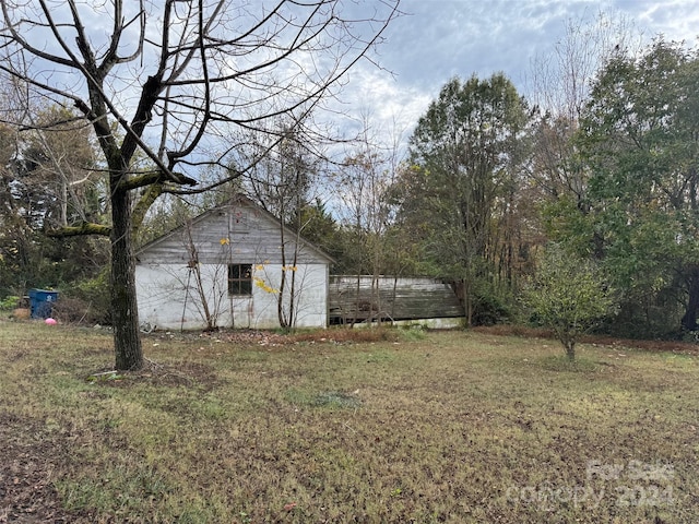 view of yard with an outbuilding