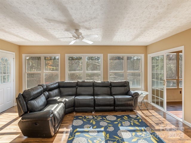 sunroom with ceiling fan