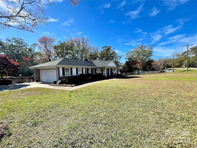 view of front of home featuring a front yard and a garage