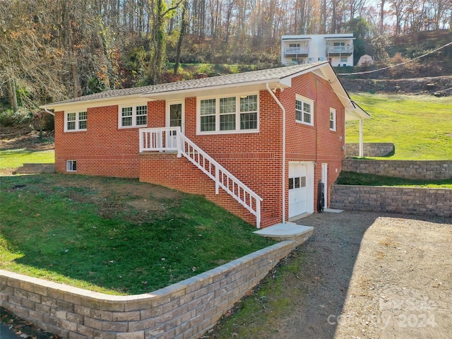 view of front of property featuring a front lawn and a garage