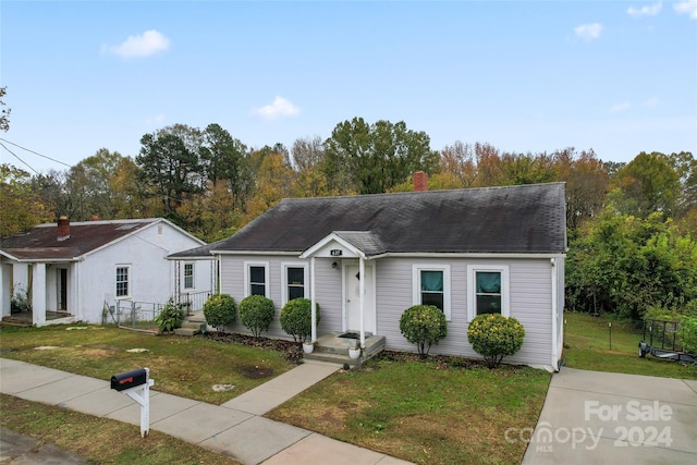 view of front facade with a front yard