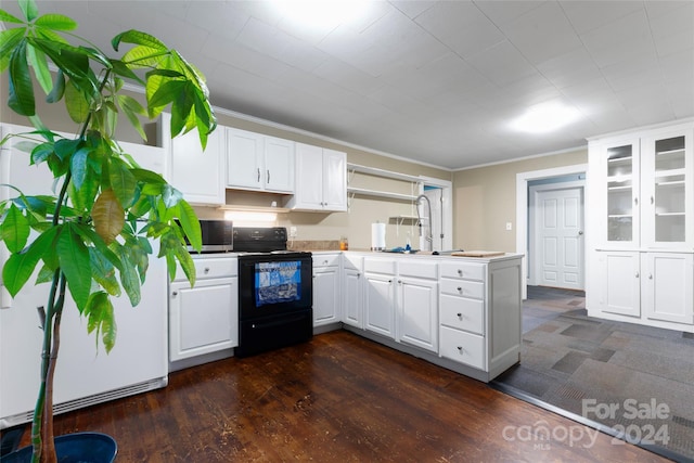 kitchen featuring kitchen peninsula, black range with electric stovetop, dark wood-type flooring, sink, and white cabinetry