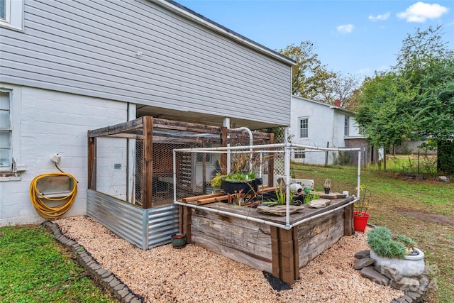 view of yard featuring an outbuilding