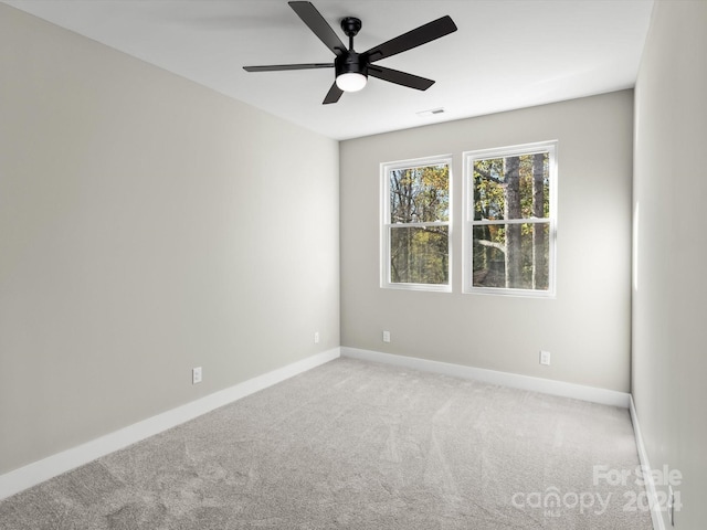 carpeted empty room featuring ceiling fan