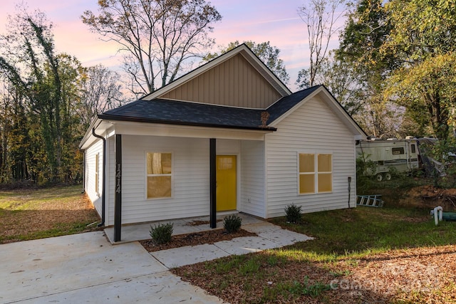 view of front of property featuring a yard