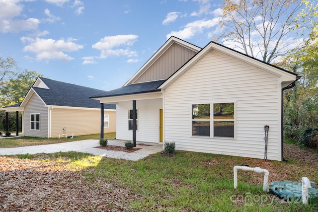 view of front of property featuring a porch and a front yard