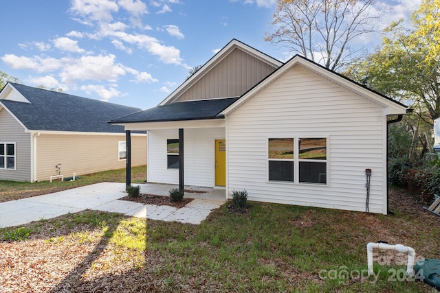 view of front of property featuring a porch and a front yard