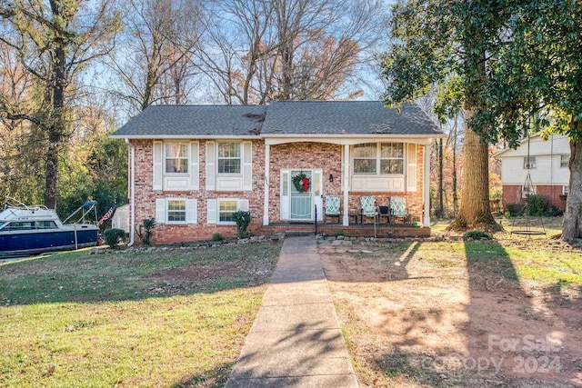 split foyer home featuring a front yard