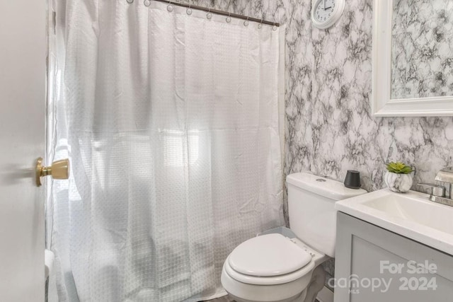 full bathroom with shower / bath combination with curtain, vanity, and toilet