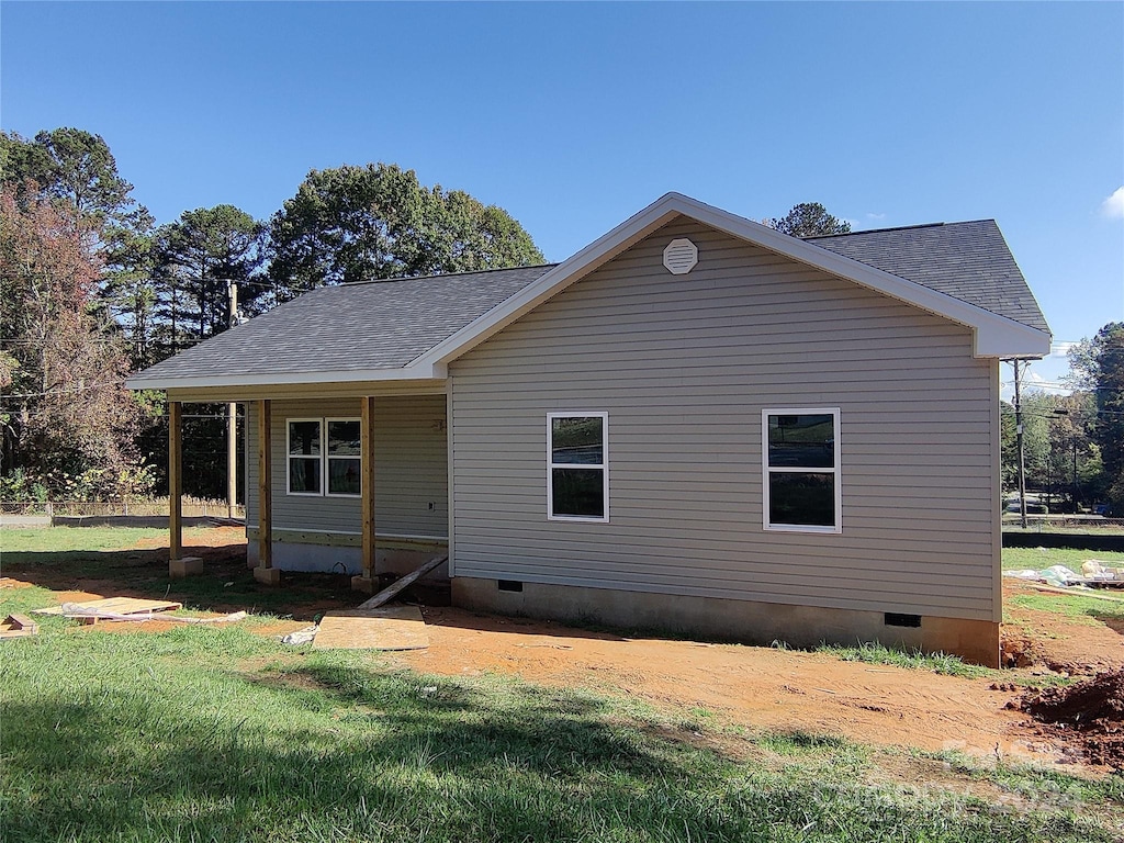 view of front of property featuring a front lawn