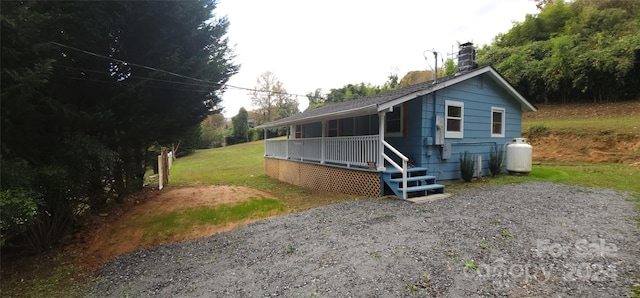 view of front facade featuring a front yard