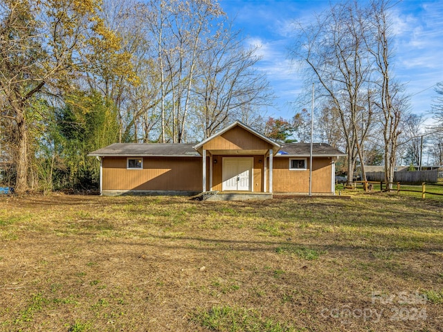 view of front of house with a front yard