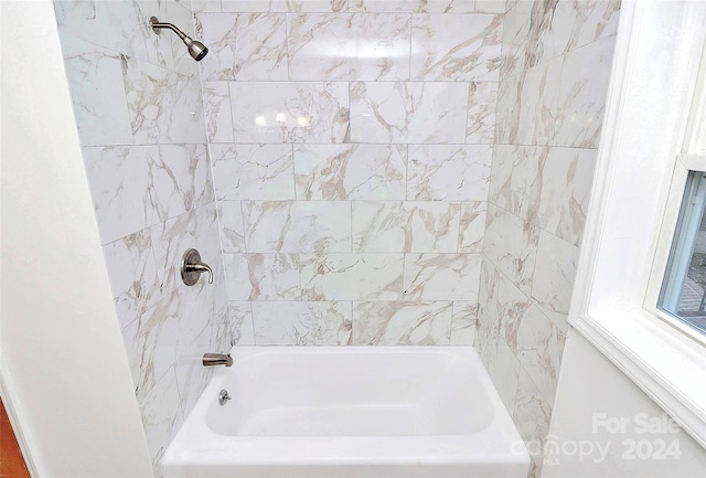 bathroom with tiled shower / bath combo