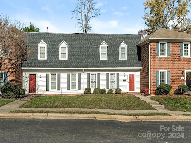 view of front facade featuring a front yard