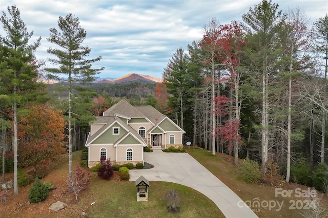 view of front of property featuring a mountain view and a front lawn