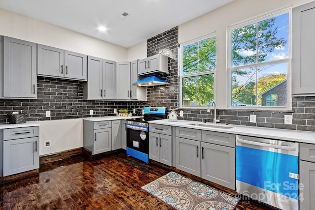 kitchen featuring tasteful backsplash, stainless steel appliances, dark hardwood / wood-style flooring, gray cabinets, and sink