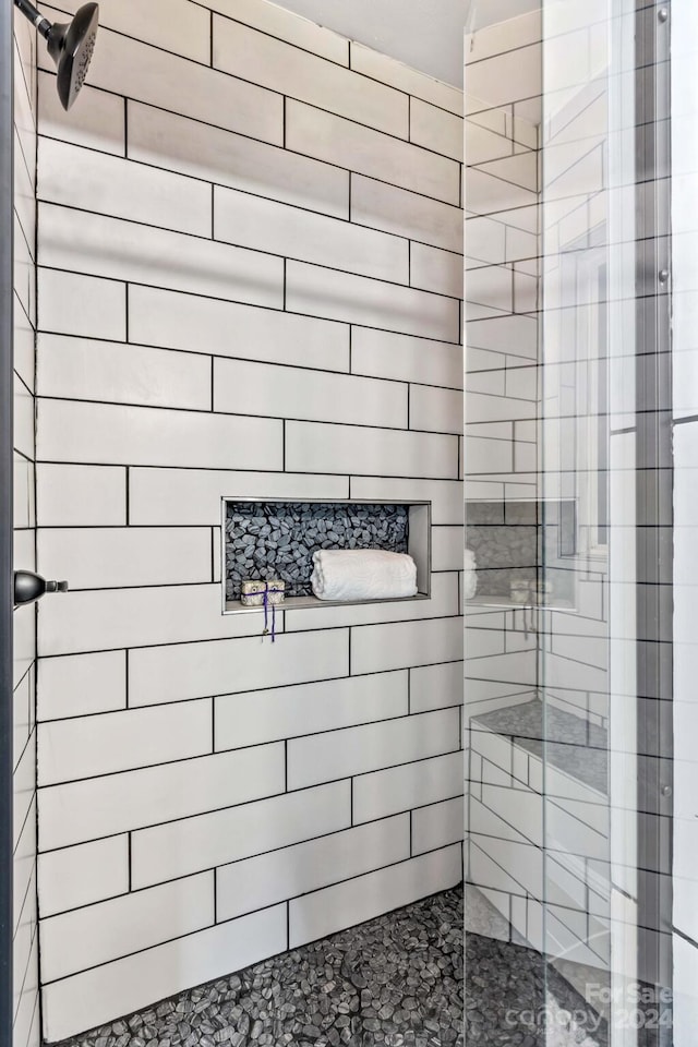 bathroom featuring tiled shower