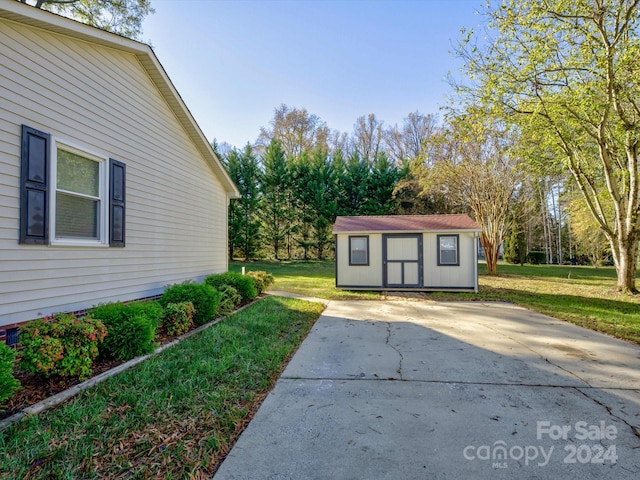 exterior space with a yard