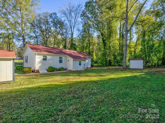 view of yard featuring a storage shed