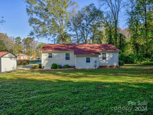 back of house featuring a yard