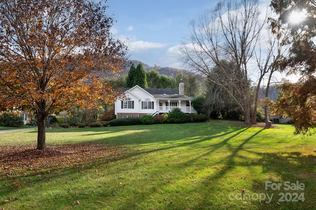 view of front of house featuring a front lawn