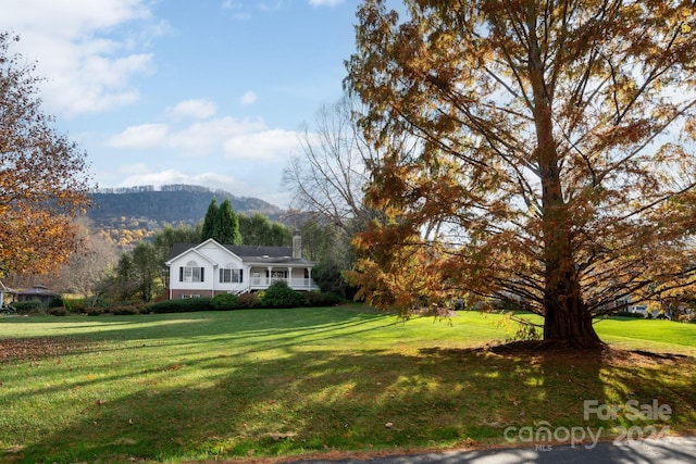 view of front of home featuring a mountain view and a front yard