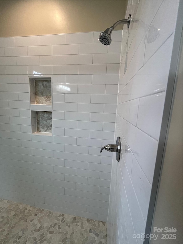 bathroom featuring a tile shower