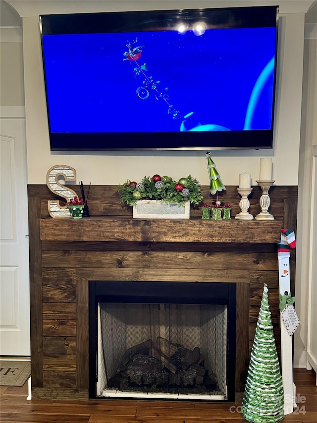 interior details with hardwood / wood-style floors