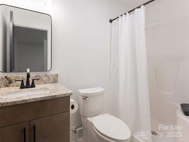 bathroom with a shower with curtain, vanity, and toilet