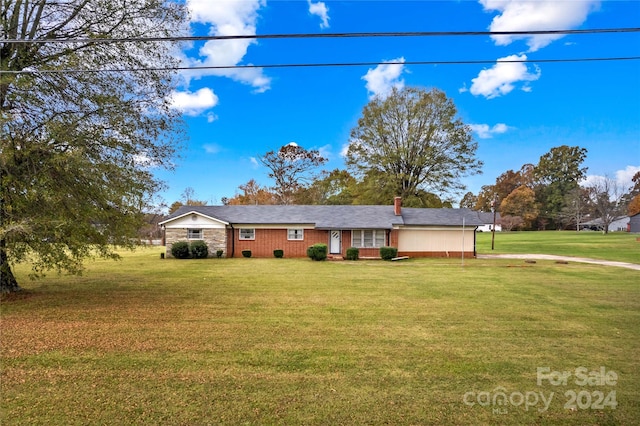 ranch-style home featuring a front lawn