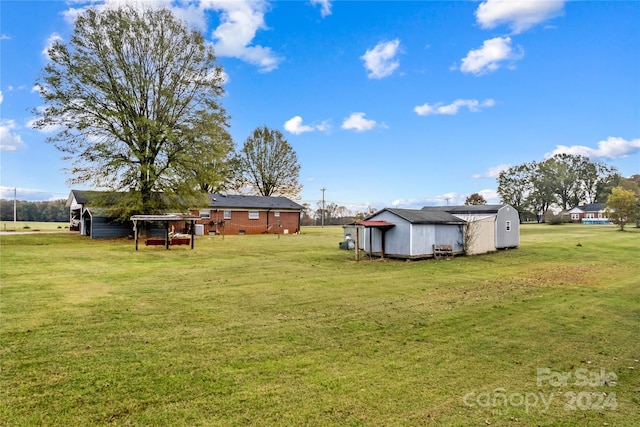 view of yard featuring an outdoor structure