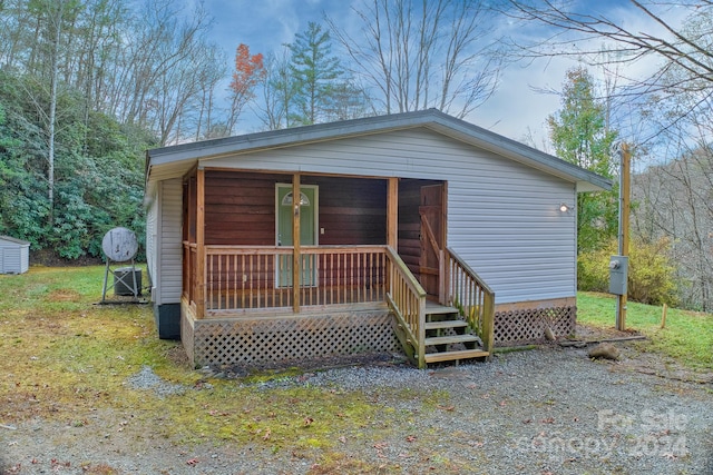 view of front of property featuring a porch