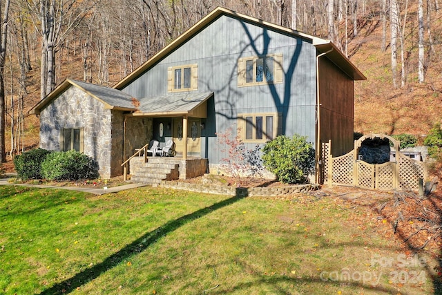 view of front of house with a front yard and covered porch