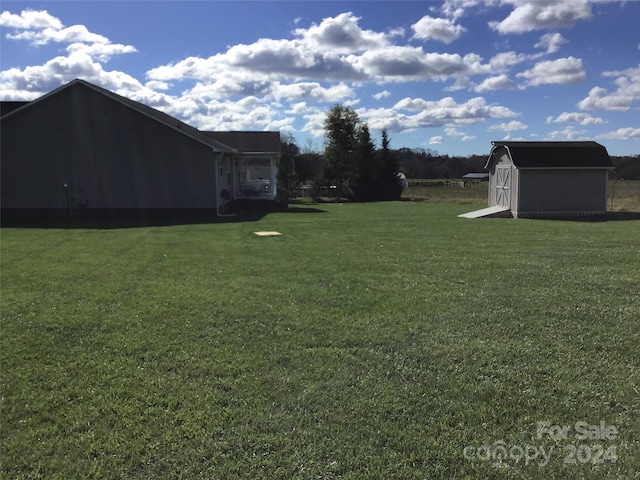 view of yard featuring a storage shed