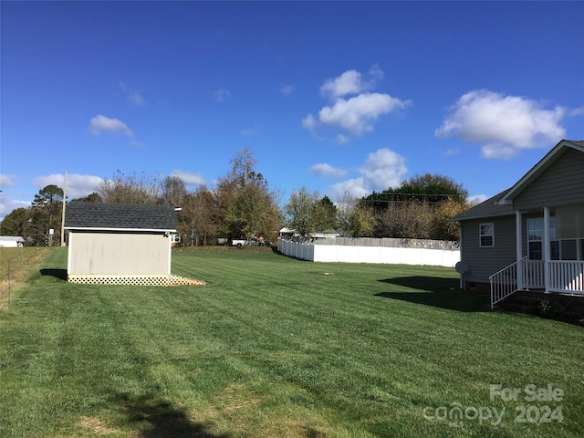 view of yard with a storage unit