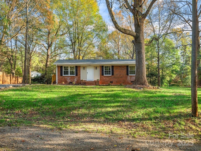 single story home featuring a front lawn