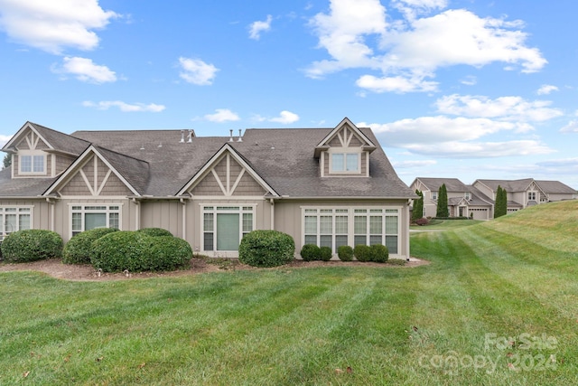 view of front of house featuring a front lawn