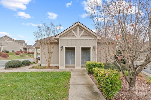 view of front of home featuring a front lawn