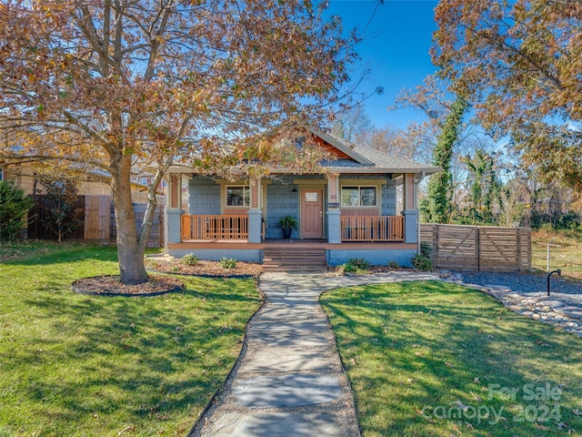 view of front facade featuring a porch and a front lawn