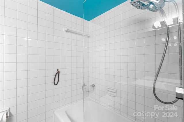 bathroom with tiled shower / bath