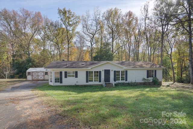 single story home with a front yard