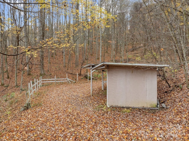 view of yard featuring a storage unit