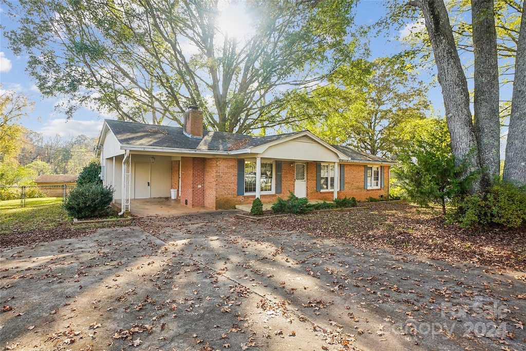 view of front of home with a carport