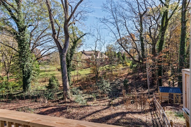 view of yard featuring an outbuilding