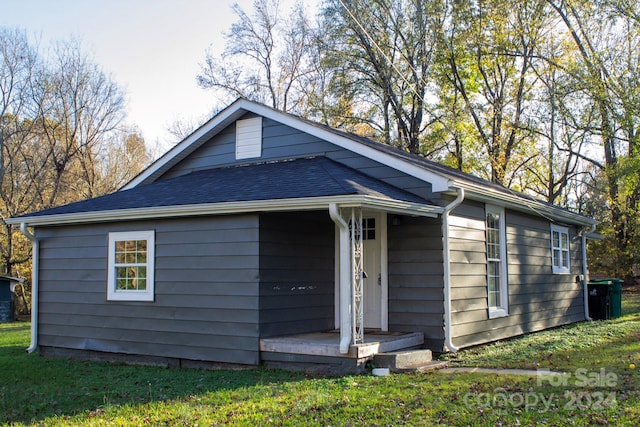 view of front of property featuring a front lawn